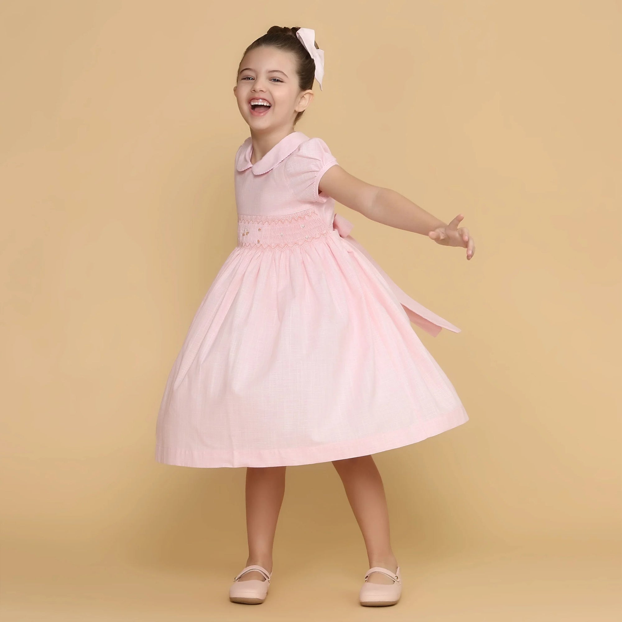 Vestido Bordado Infantil Hortênsia Rosa Bebê, vista lateral em uso