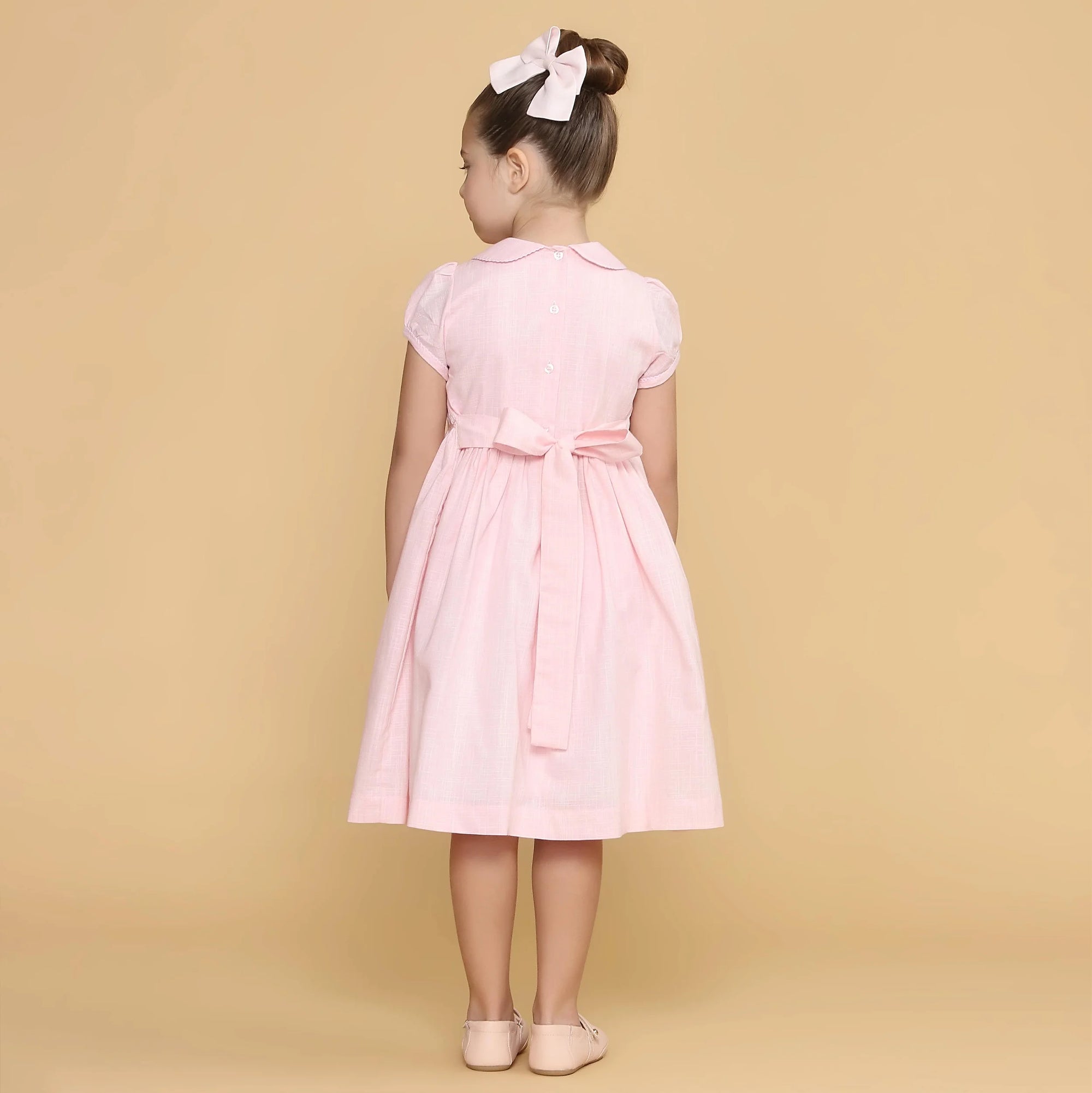 Vestido Bordado Infantil Hortênsia Rosa Bebê, vista costas e detalhes de abotoamento e laço