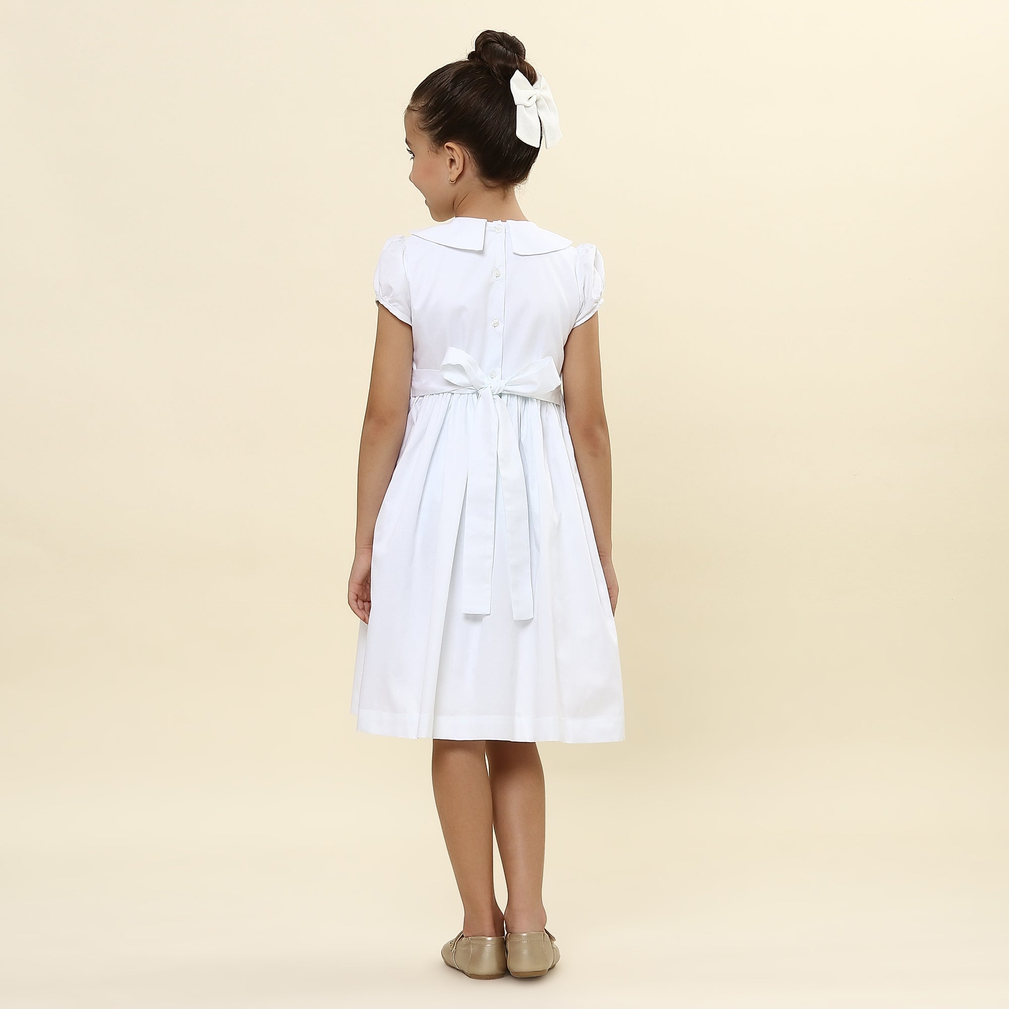 Vestido Bordado Gola Matame Branco Acetinado, costas, detalhes do laço e abotoamento