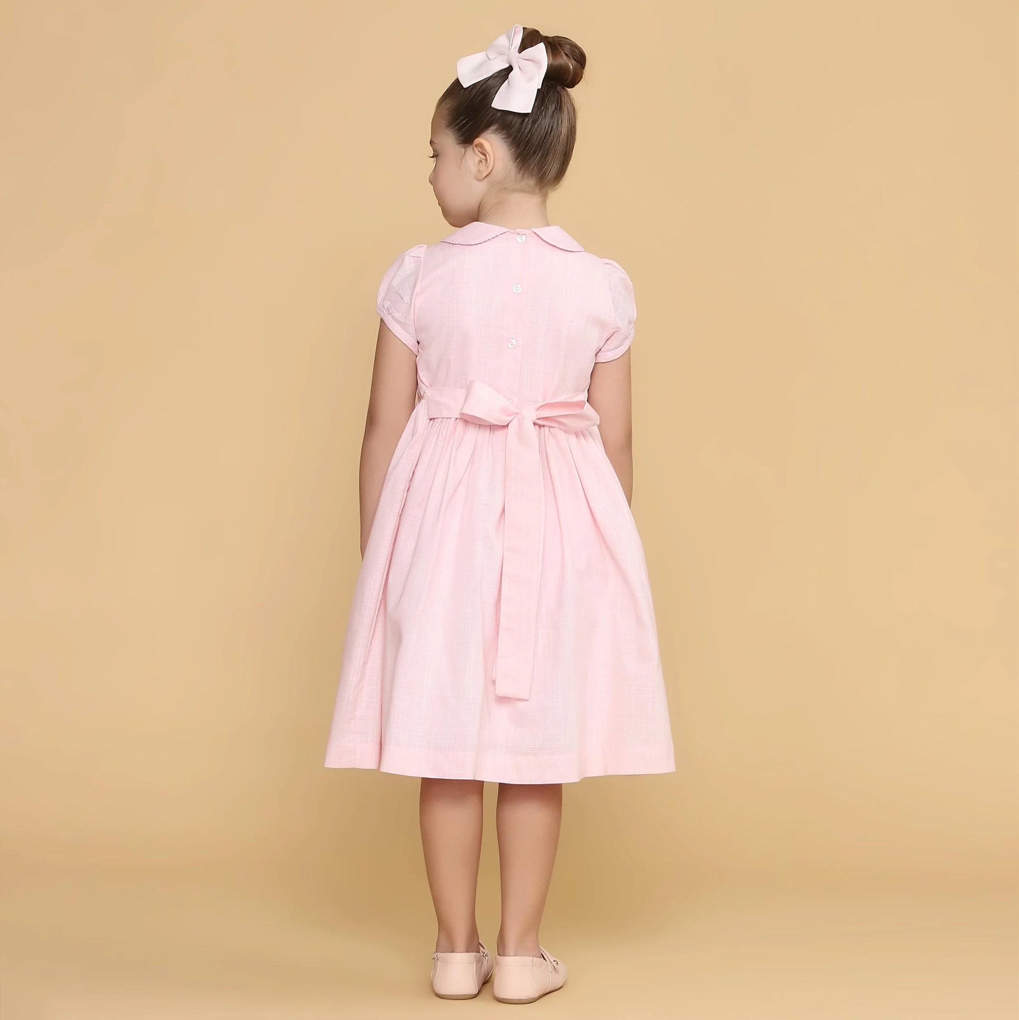 Vestido Bordado Infantil Hortênsia Rosa Bebê, vista costas e detalhes de abotoamento e laço